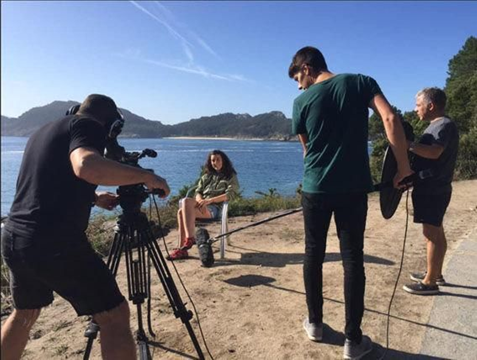 Sesión de entrevistas con los participantes realizada en las Cíes, marco que despertó la imaginación entre los creadores.