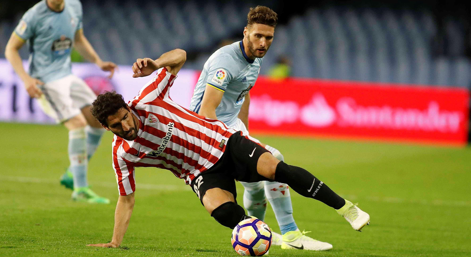 Raúl García, autor de los dos primeros goles del Athletic, protege el balón ante el central del Celta Sergi Gómez.