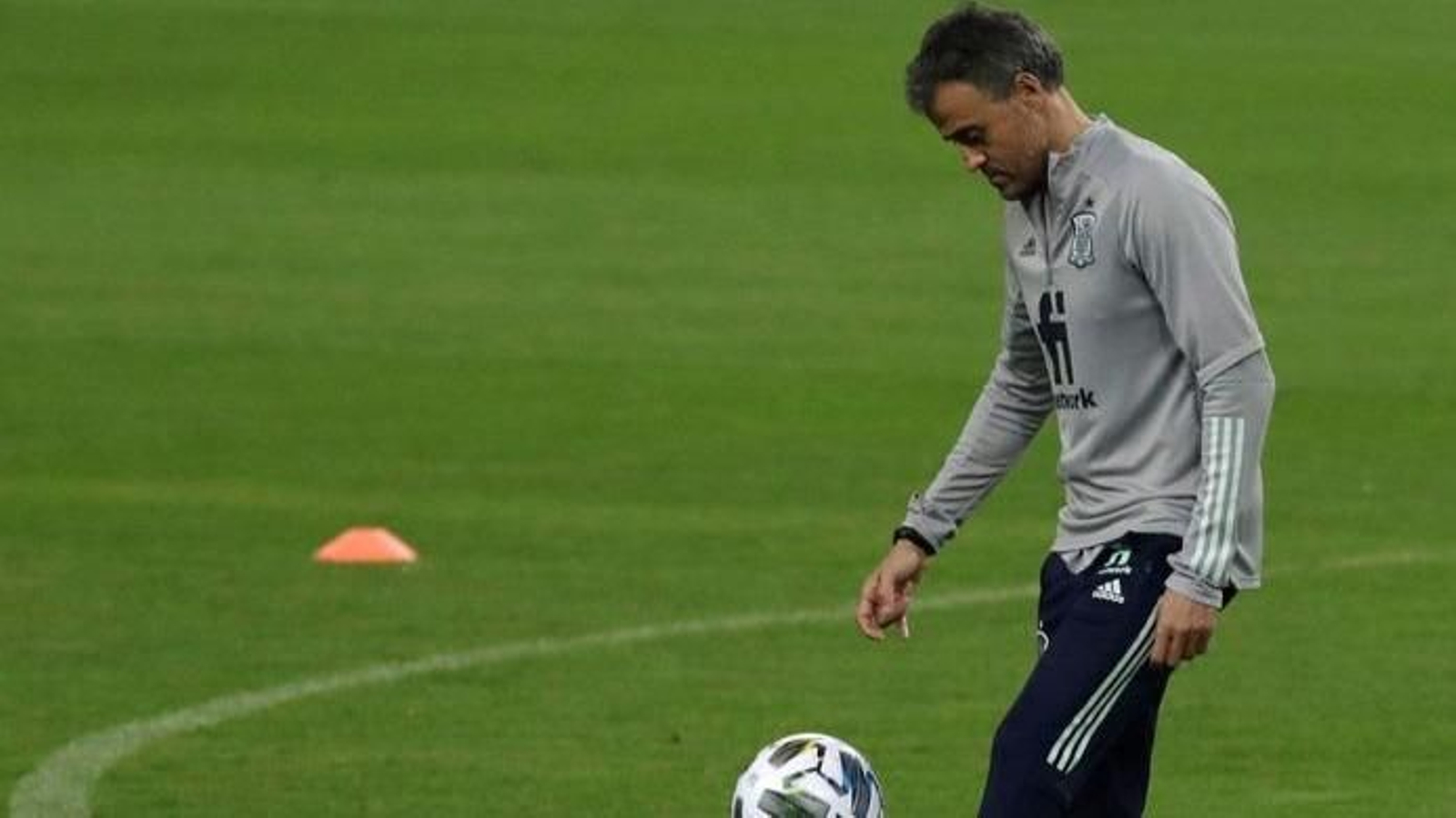 Luis Enrique juguetea con una pelota en el entrenamiento de ayer.
