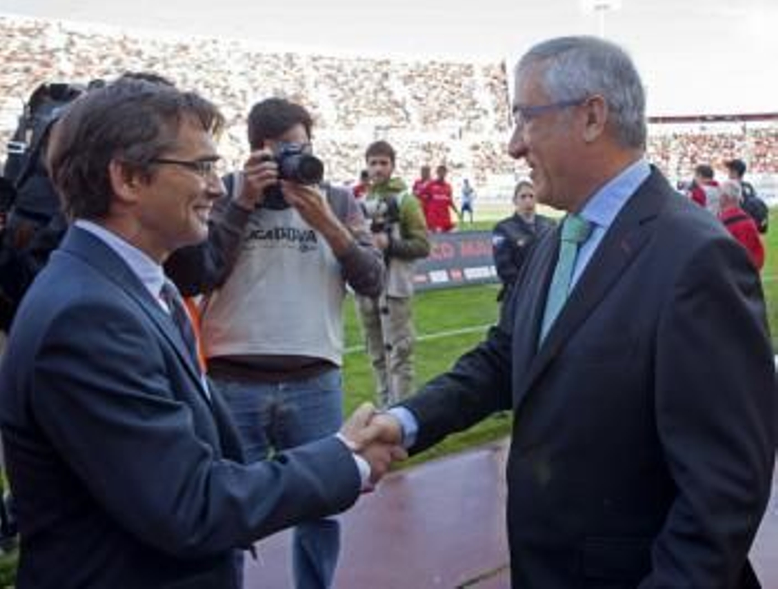 El entrenador del RCD Mallorca, Gregorio Manzano (d), saluda al del Deportivo, Fernando Vázquez (Foto: EFE)