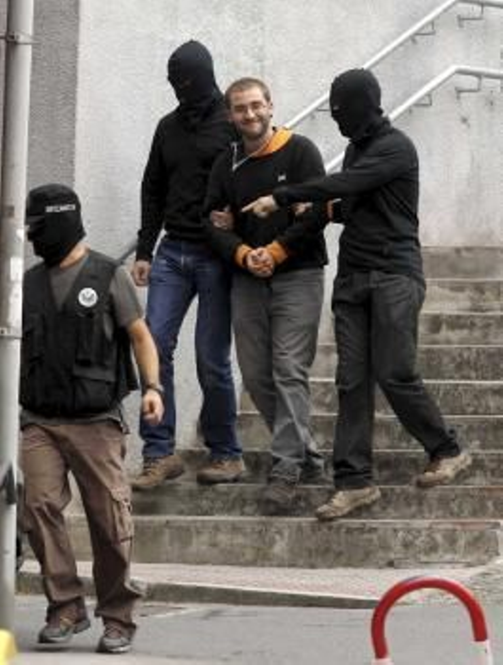 Agentes de la Ertzaintza trasladan a Imanol González Pardo, arrestado esta mañana en Balmaseda, tras registrar la vivienda en la que reside, acusado de la colocación de un artefacto casero en los bajos de un autobús de línea.