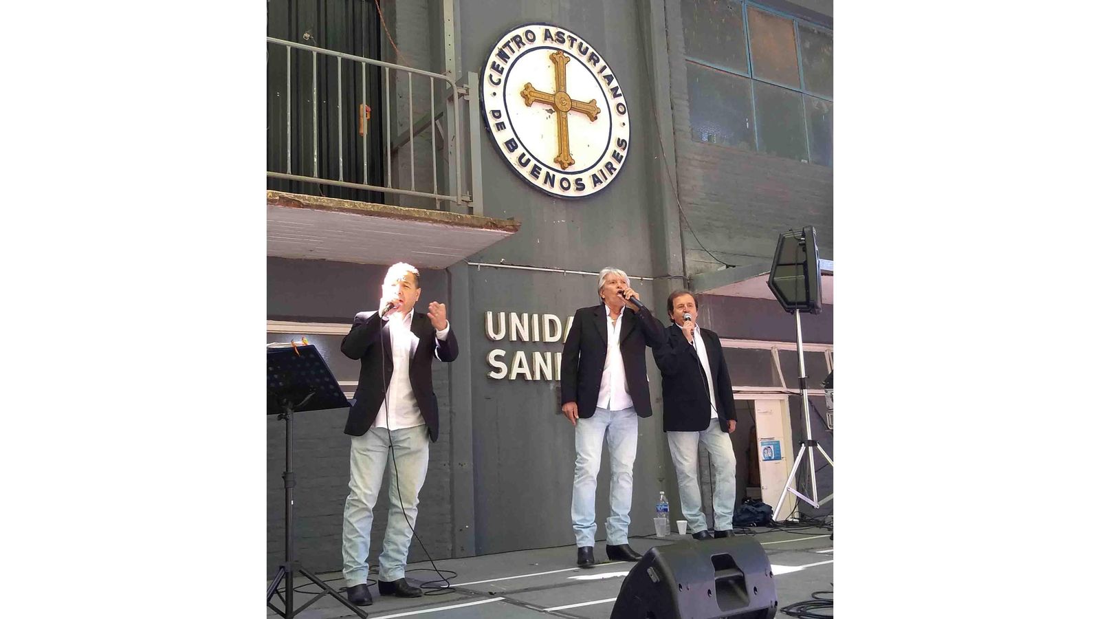 Actuación de "Los tres Llanes"