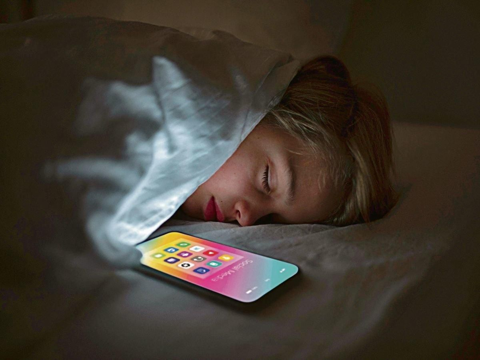 El abuso de tiempo con smartphones y tablets puede provocar problemas de sueño en los niños.