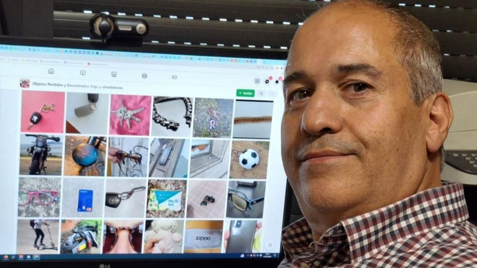 Tony Saá, con la galería de objetos perdidos en el ordenador.