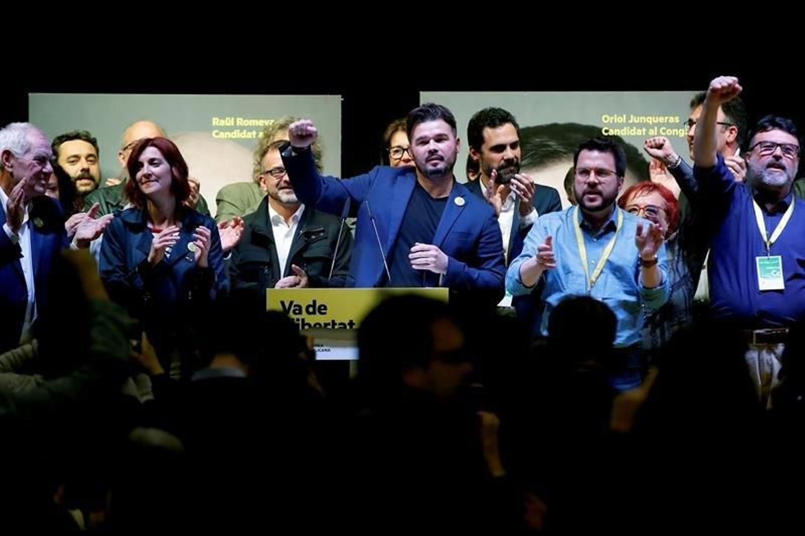 El candidato de ERC al Congreso Gabriel Rufián (c) celebra la victoria de su partido en Cataluña