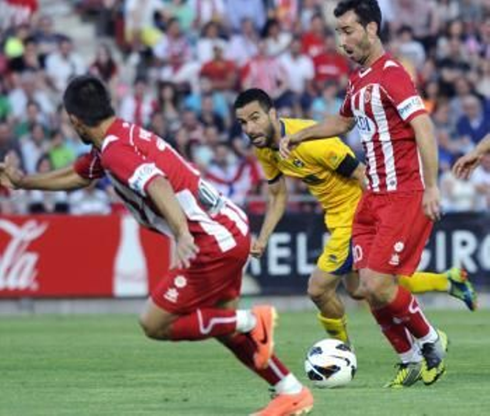 Jandro supera a Sergio Mora, del Alcorcón, en el partido de ayer.