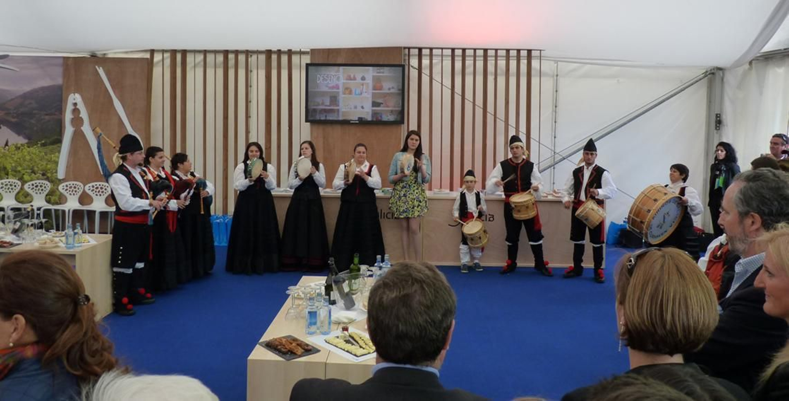 Actuación de los grupos de la colectividad gallega durante los actos de "Galicia, Pórtico Universal", en Hamburgo.