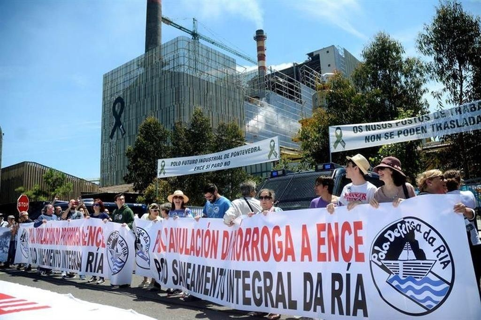 Los concentrados, a las puertas de la factoría de Ence en Pontevedra.