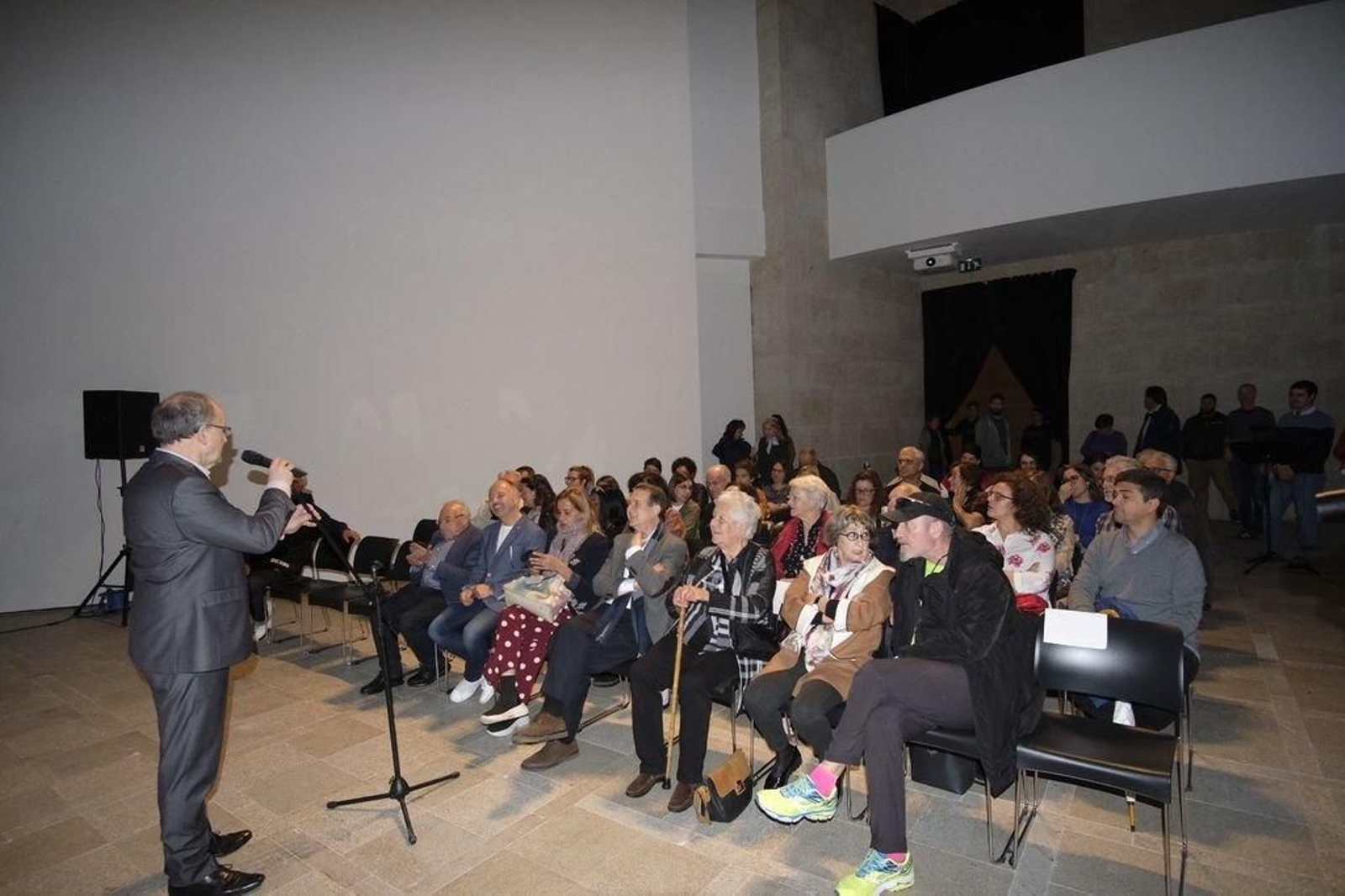 Miguel Fernández Cid presentou o documental ante o alcalde, Silva, Regades, e Antía Cal.