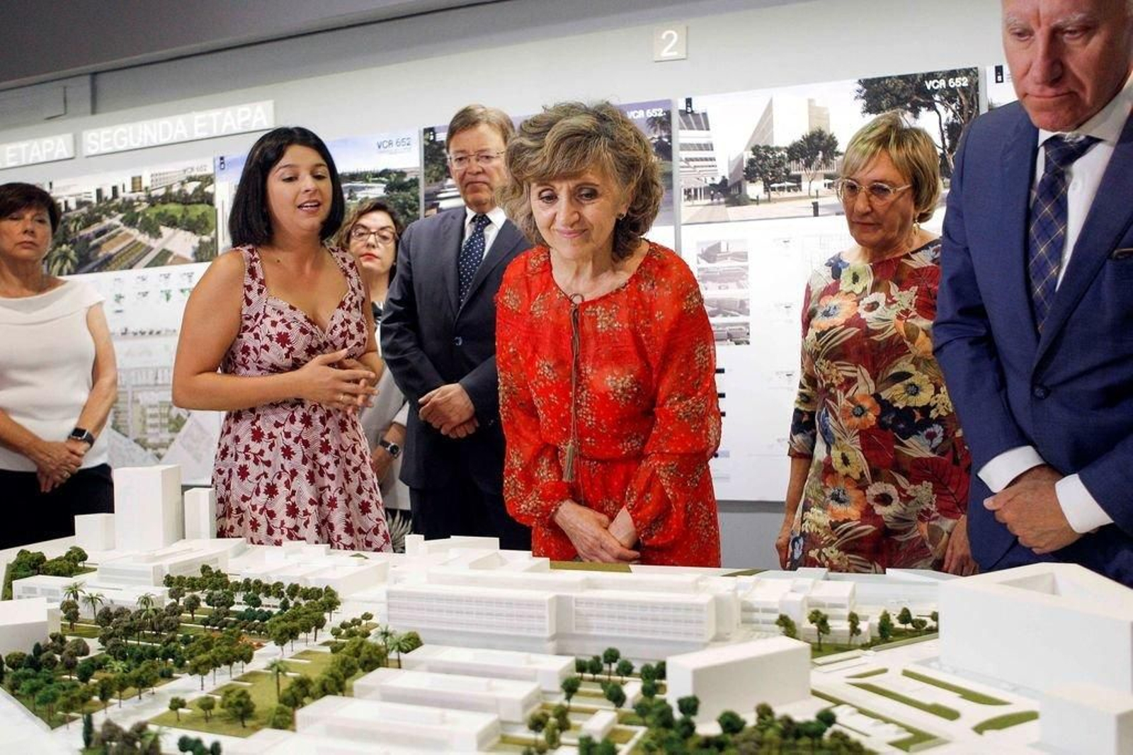 La ministra de Sanidad, María Luisa Carcedo, analizó la situación en una visita a una fábrica valenciana.