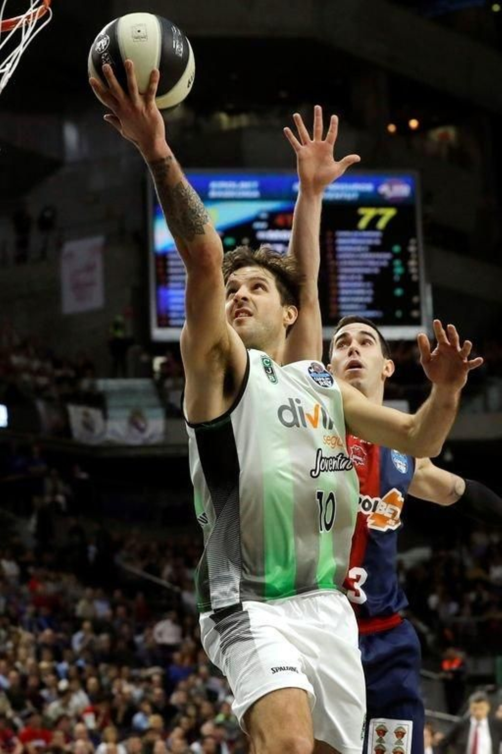 Laprovittola, autor de 36 puntos y 50 de valoración, entra a canasta.