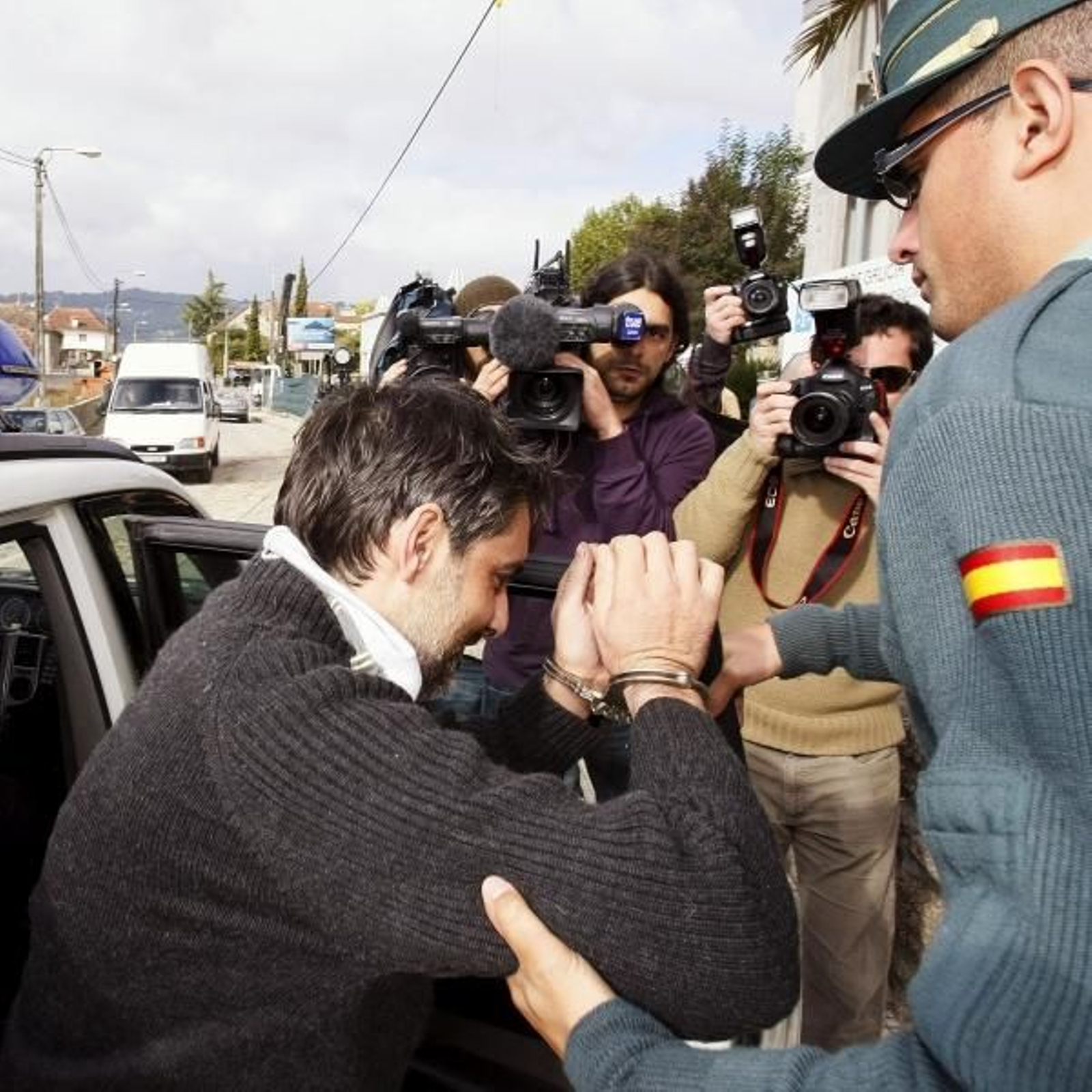 Traslado del autor de la retención de un menor, tras hacerse pasar por un revisor del gas. (Foto: Sxenick)