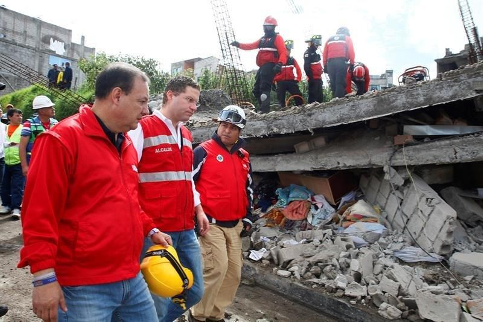El alcalde de Quito, Mauricio Rodas (c), visita una vivienda afectada por el terremoto