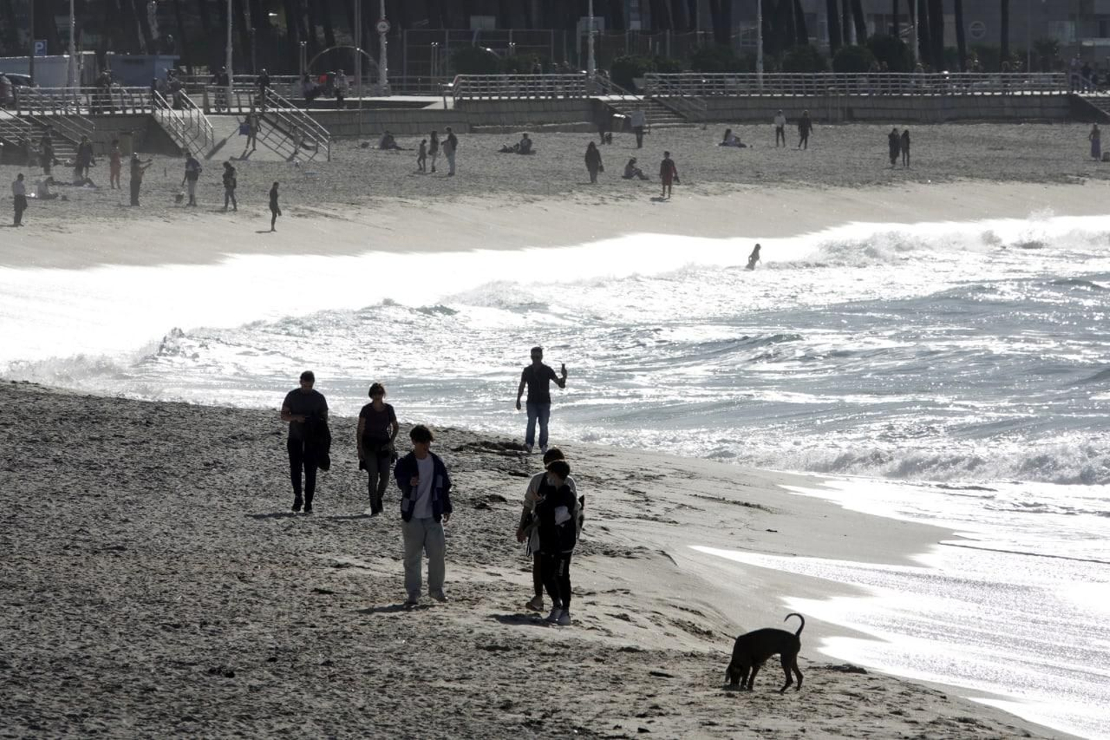 Fin de año con tiempo de verano en Vigo. Playa de Samil. // Vicente Alonso