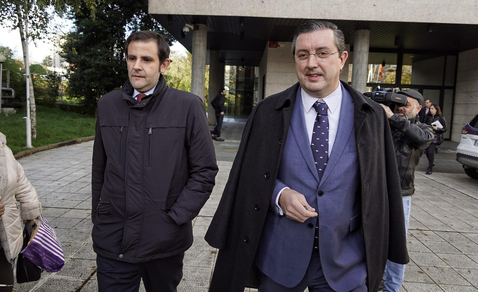 El técnico del Puerto de Vigo José Enrique E.P. a la izquda saliendo del juzgado // Vicente Alonso