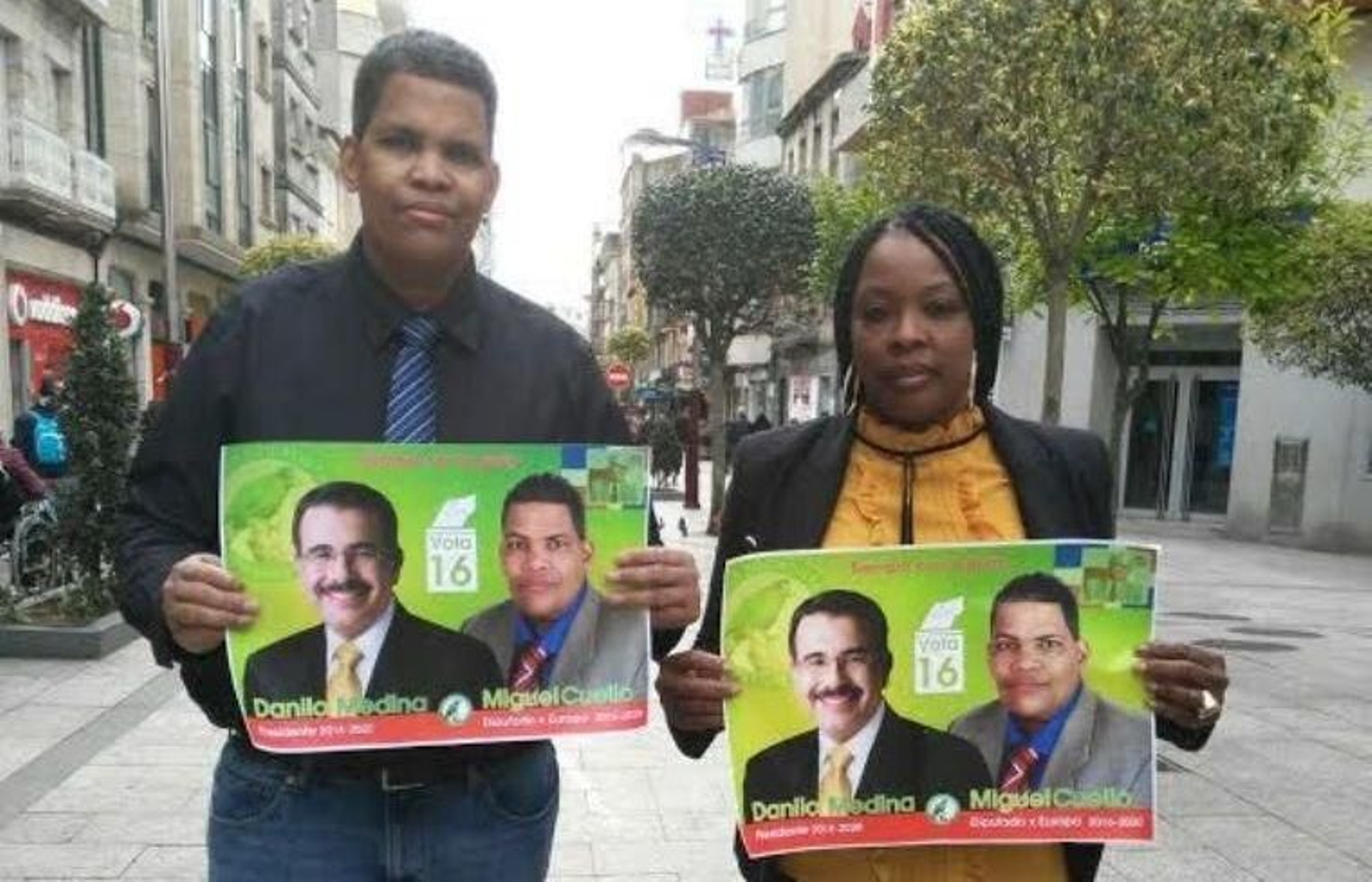 Miguel Cuello, de campaña con una compatriota por el barrio del Calvario.