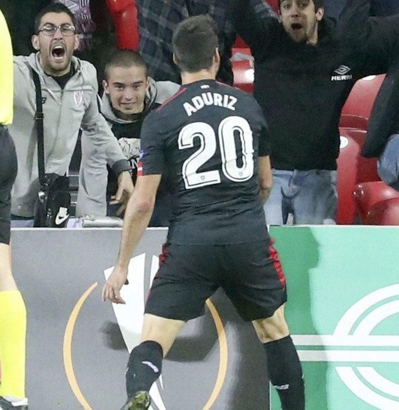 Aduriz celebra con la afición bilbaína el gol de la victoria.