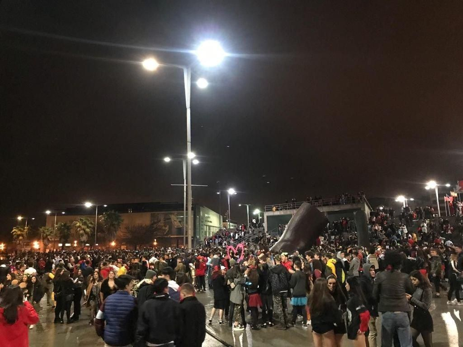 La zona de A Laxe, repleta de jóvenes.