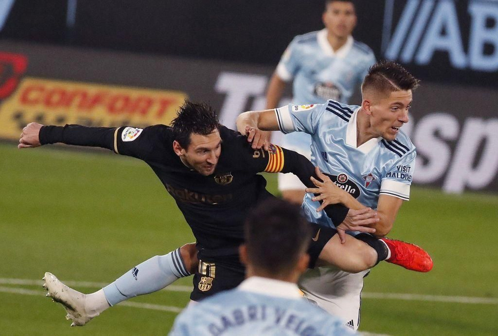 AD José Fontán pelea cuerpo a cuerpo con Messi antes de sufrir una lesión que lo tendrá de baja más de un mes.