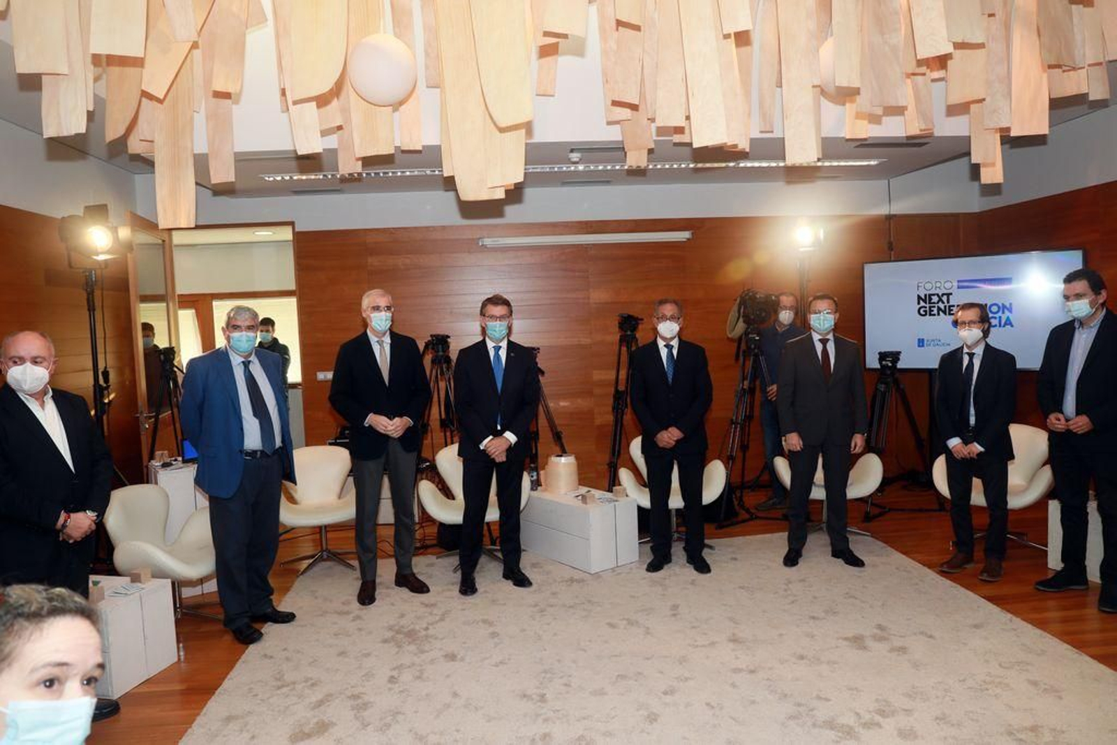 En el centro, Francisco Conde, Alberto Núñez Feijóo, Manuel Pedro Fernández, José González, con empresarios del sector.