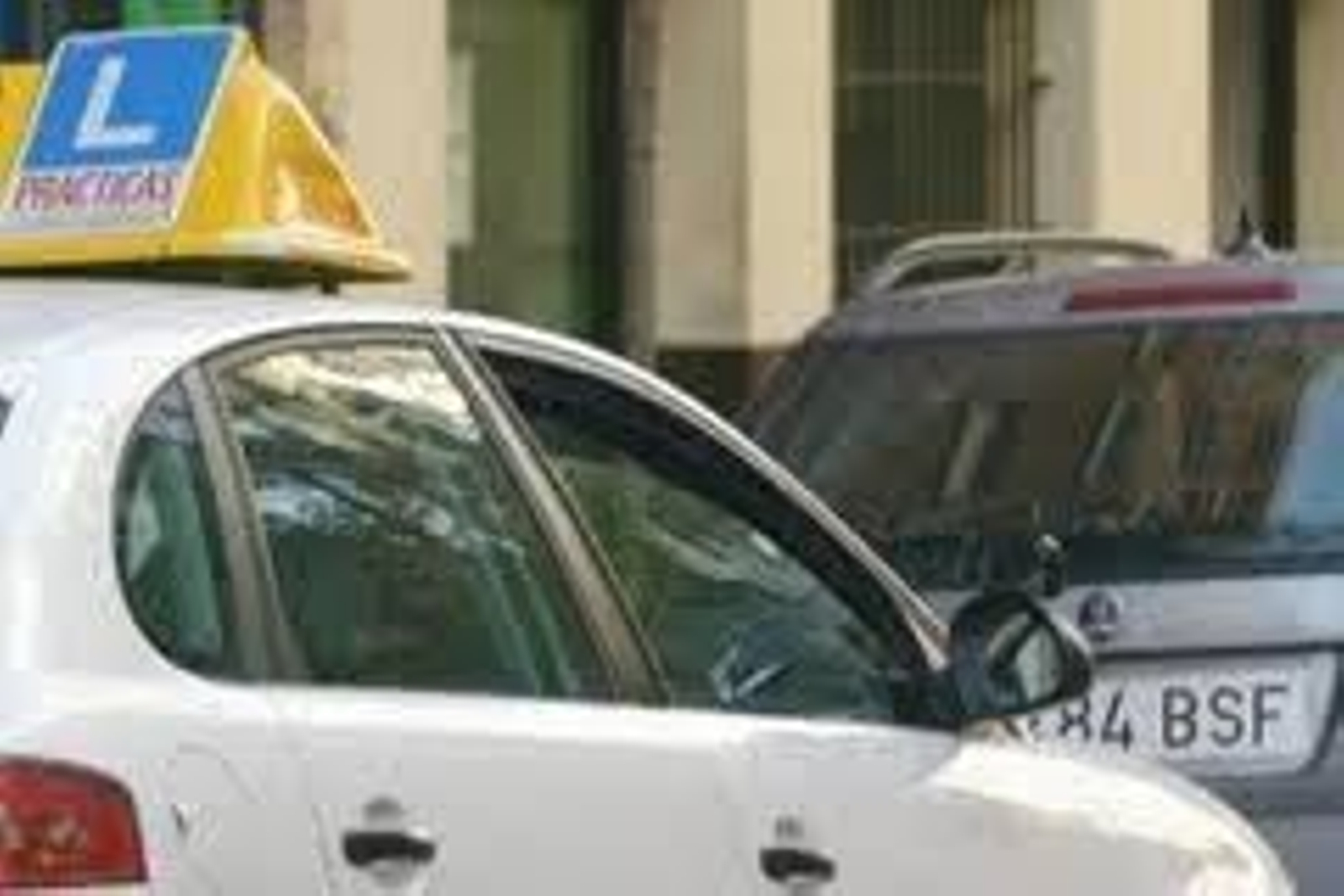 En la imagen, un coche de prácticas de una autoescuela.