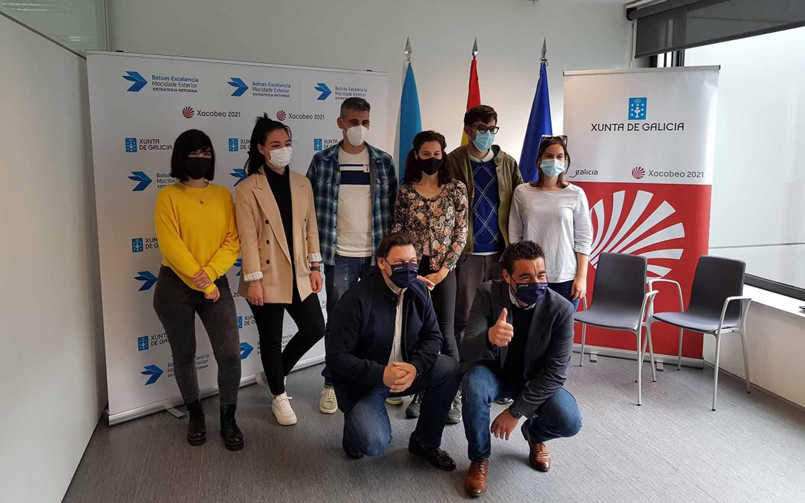 El secretario xeral da Emigración y el delegado de la Xunta en Pontevedra, con las y los becarios BEME del campus de la ciudad del Lérez