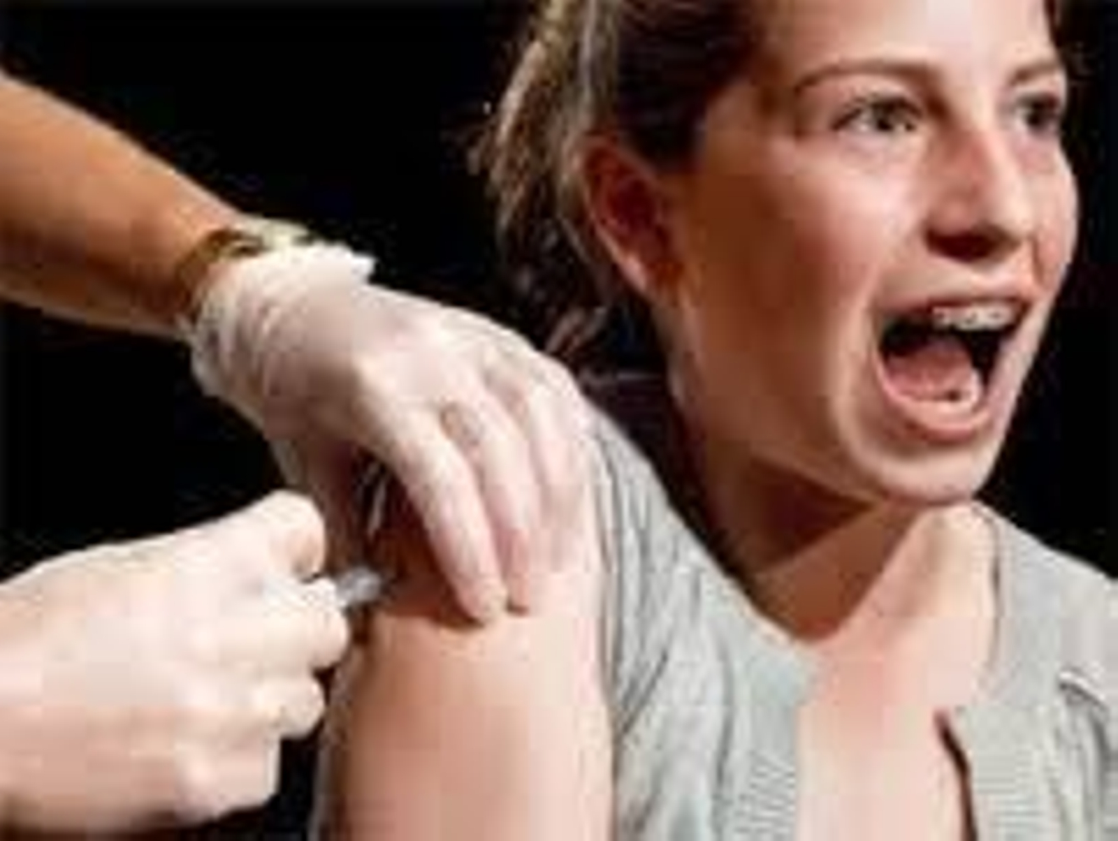 Una adolescente recibe una dosis de la vacuna del papiloma humano.