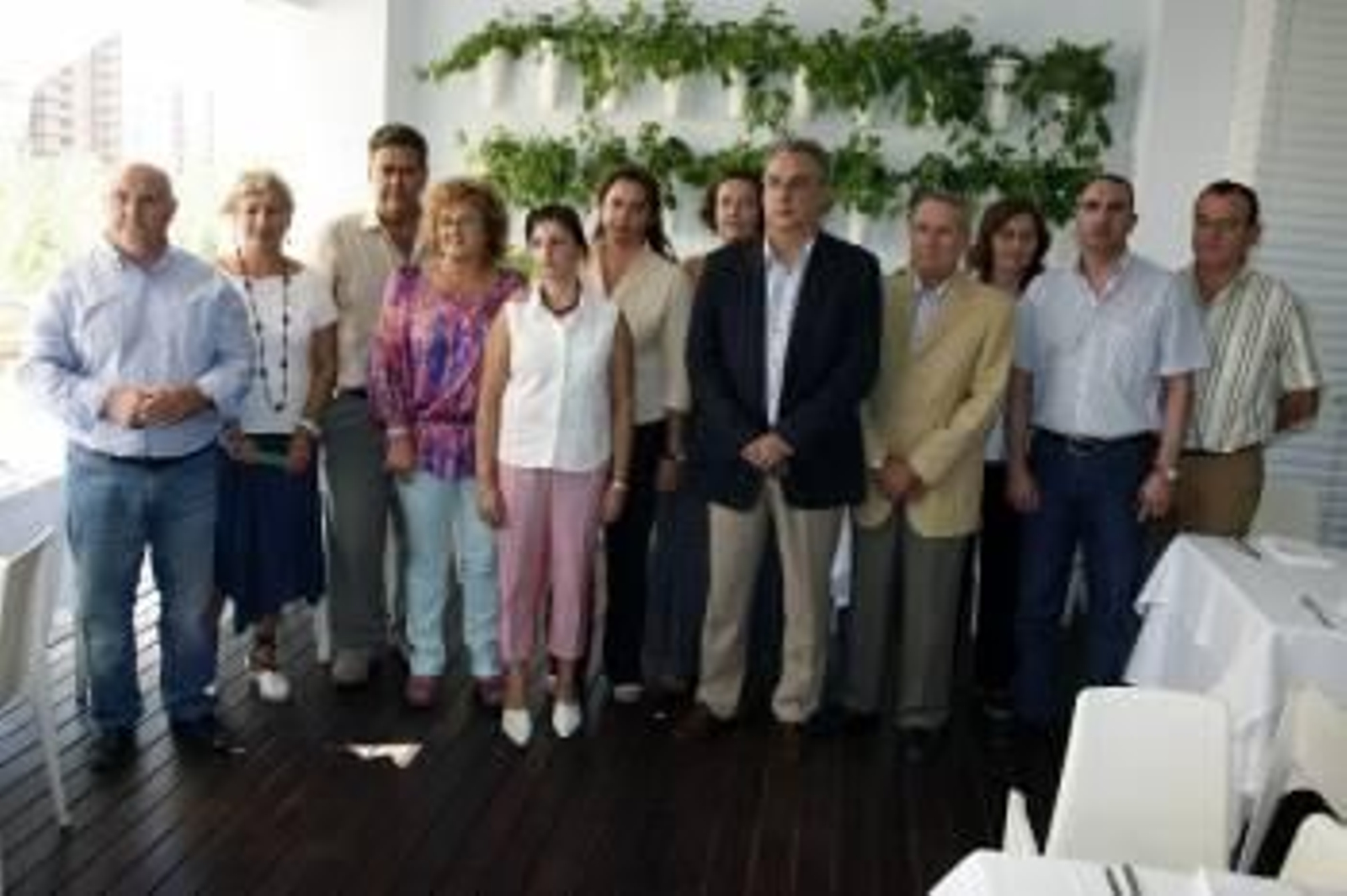 Foto de grupo de los doce ediles socialistas de Benidorm. (Foto: Morell)