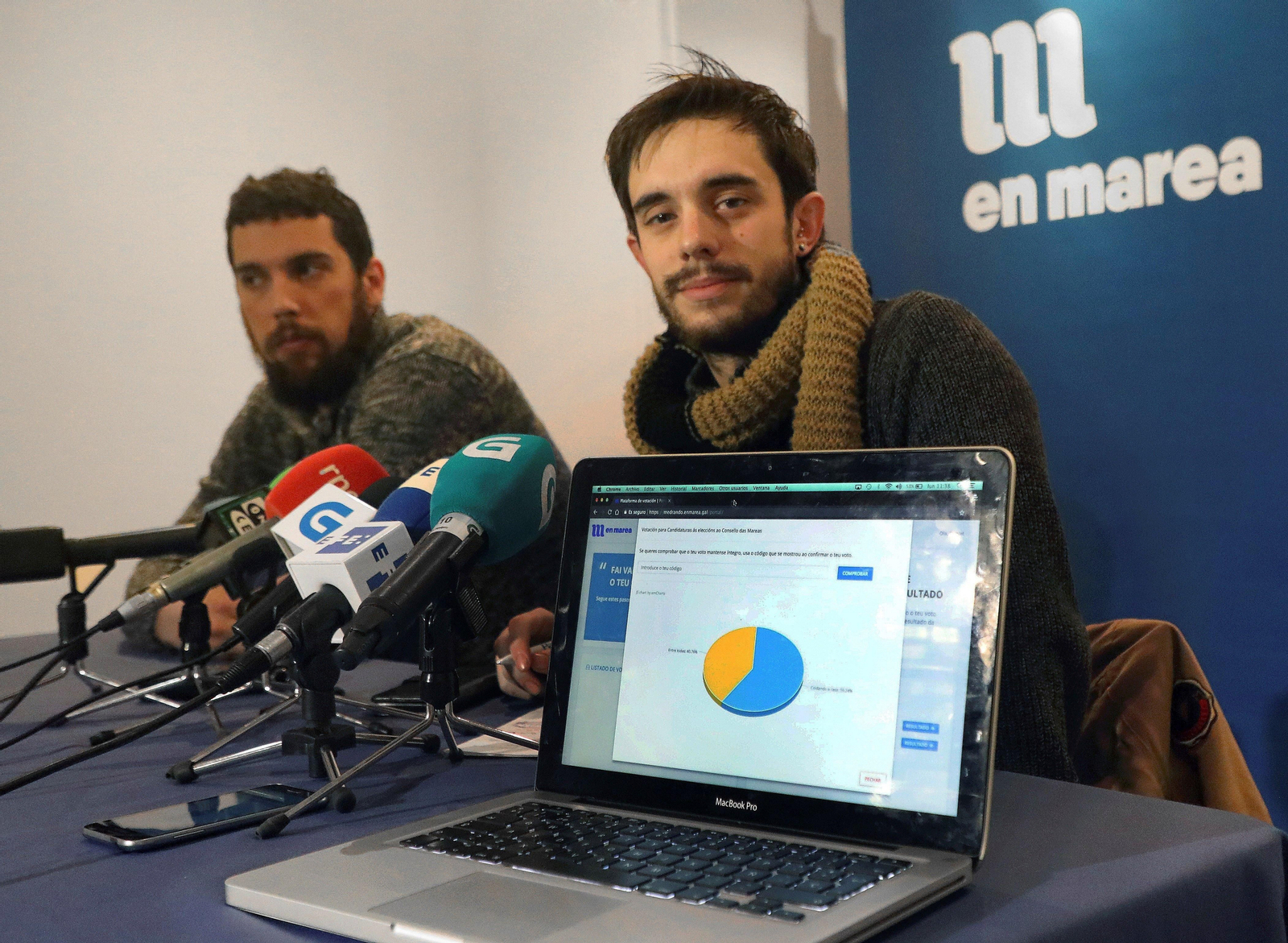 El representante del Comité Electoral de En Marea, Daniel Conde, anunciando los resultados.