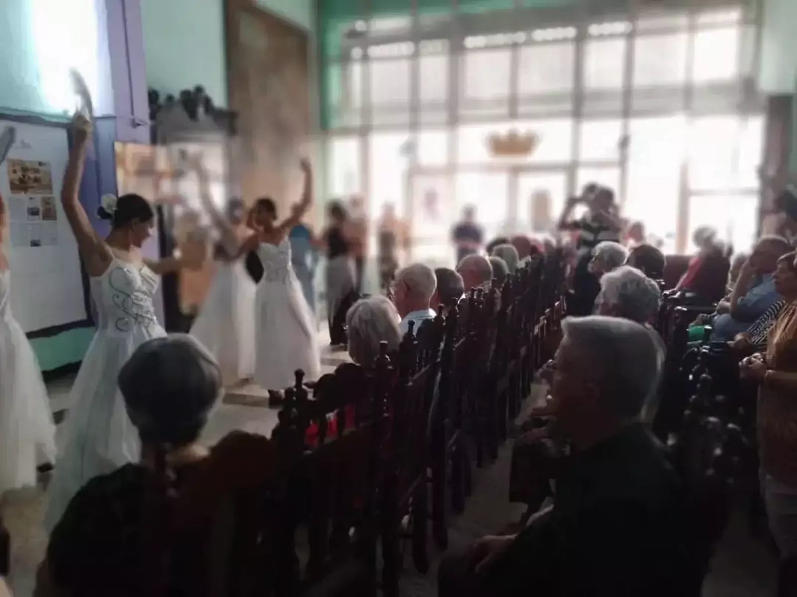 Grupo de baile danzando para el auditorio.