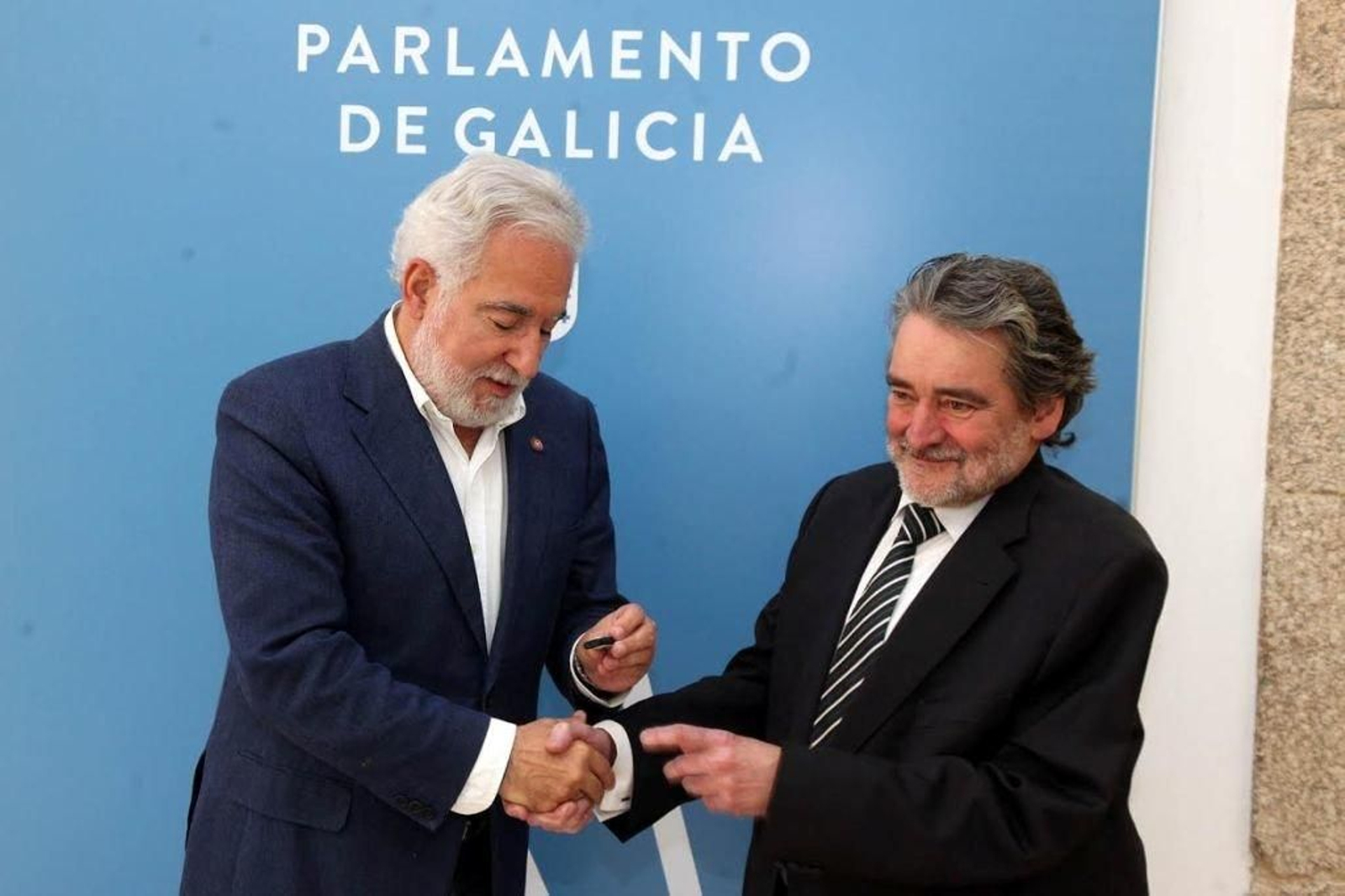 Santalices recibe de Redondo López la memoria del Consello de Contas.