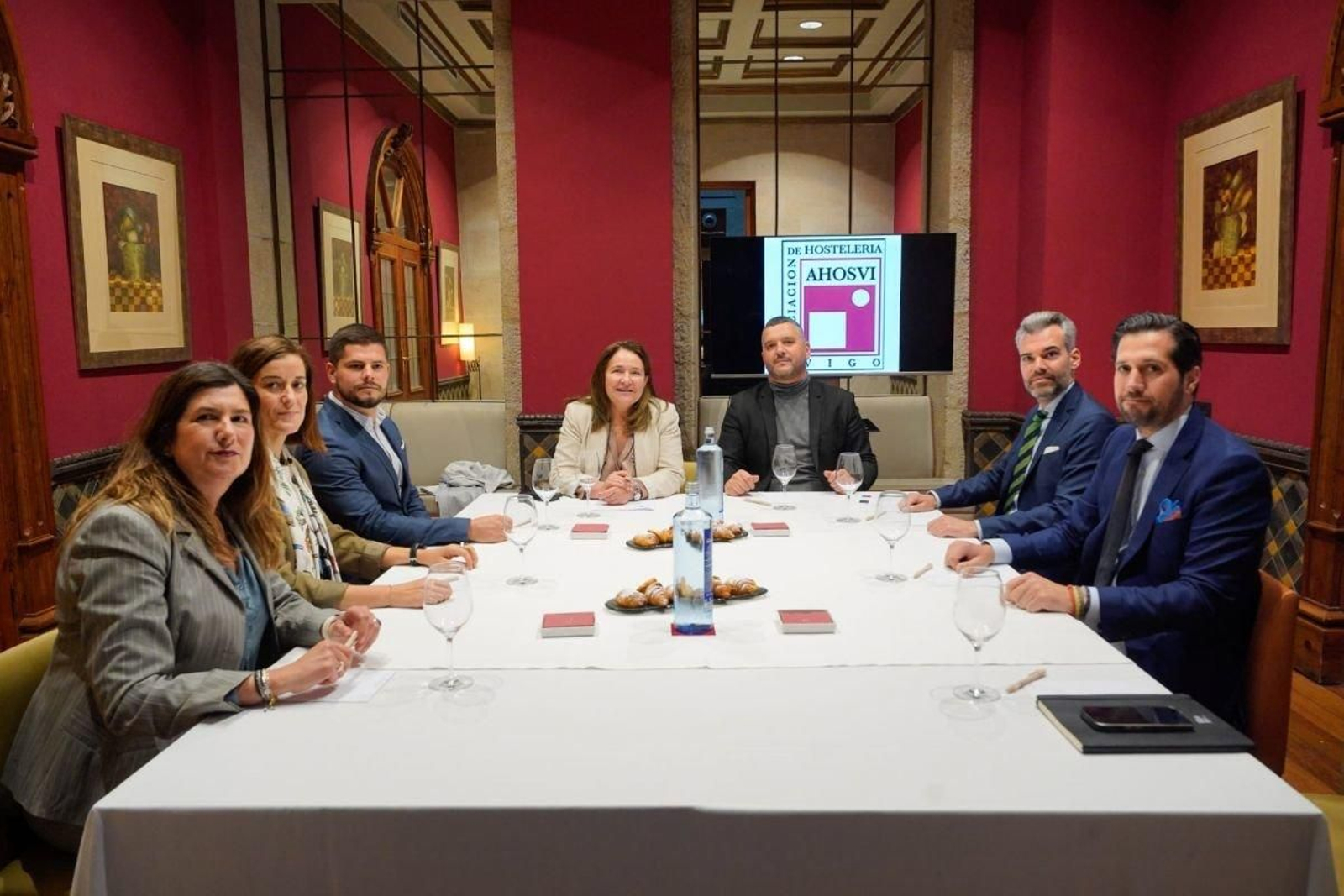 Representantes de Ahosvi, ayer en la reunión con Ana Ortiz, delegada de la Xunta.