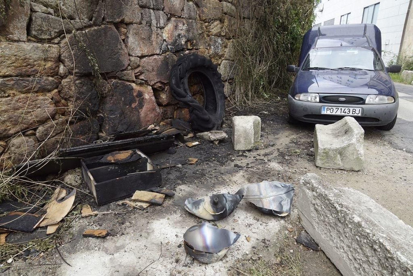 Restos de la bombona que explotó durante el incendio.