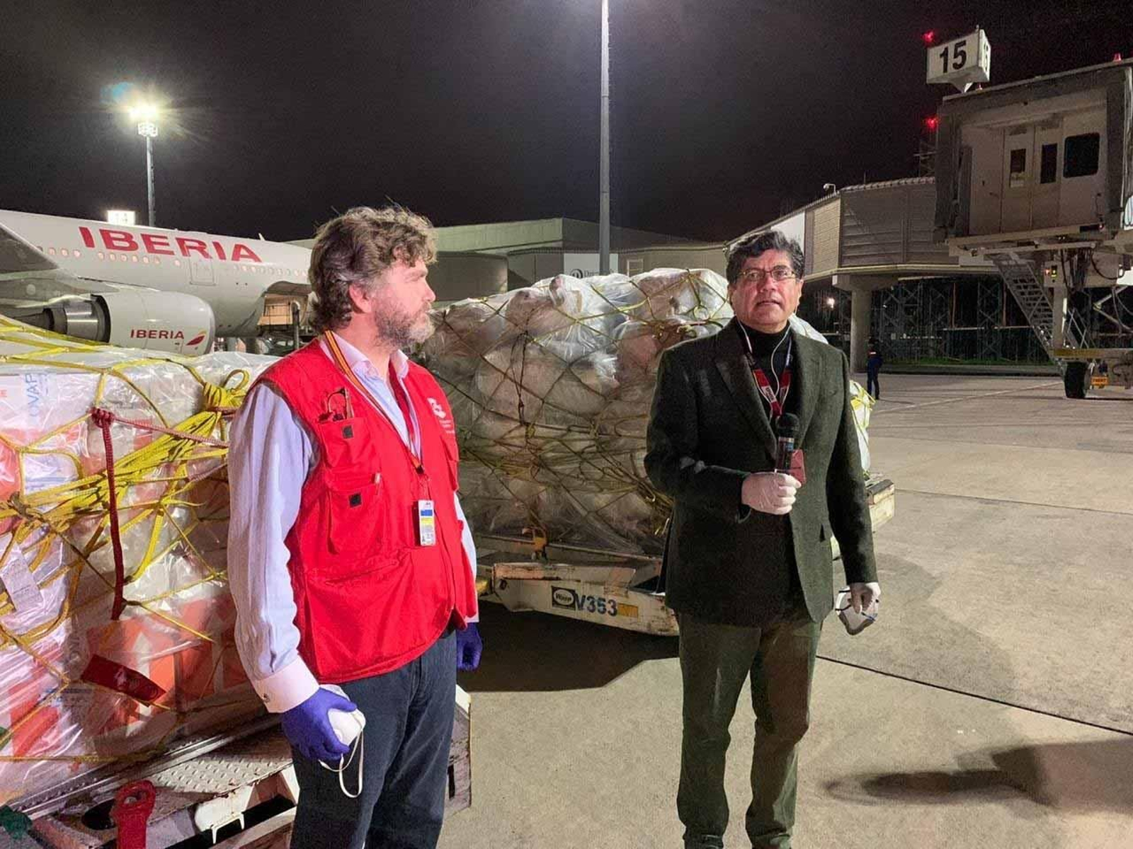 Foto de Archivo del embajador de España, Carlos Abella y de Arístegui (izq.), y el ministro de Exteriores de Ecuador, José Valencia (der), recibiendo en el aeropuerto de Quito un cargamento de 300 kilos de insumos médicos y 17 respiradores para ayudar a paliar las consecuencias del coronavirus en Ecuador. EFE/ Embajada De España