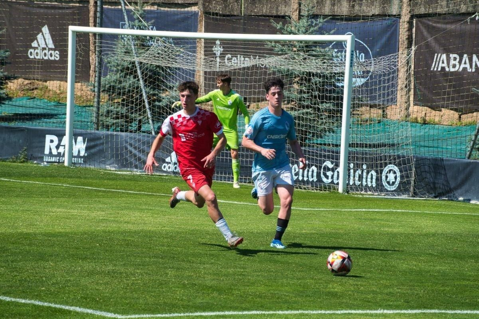 Agus, del Val Miñor, y el céltico Ogando persiguen un balón en el duelo de ayer en Barreiro.