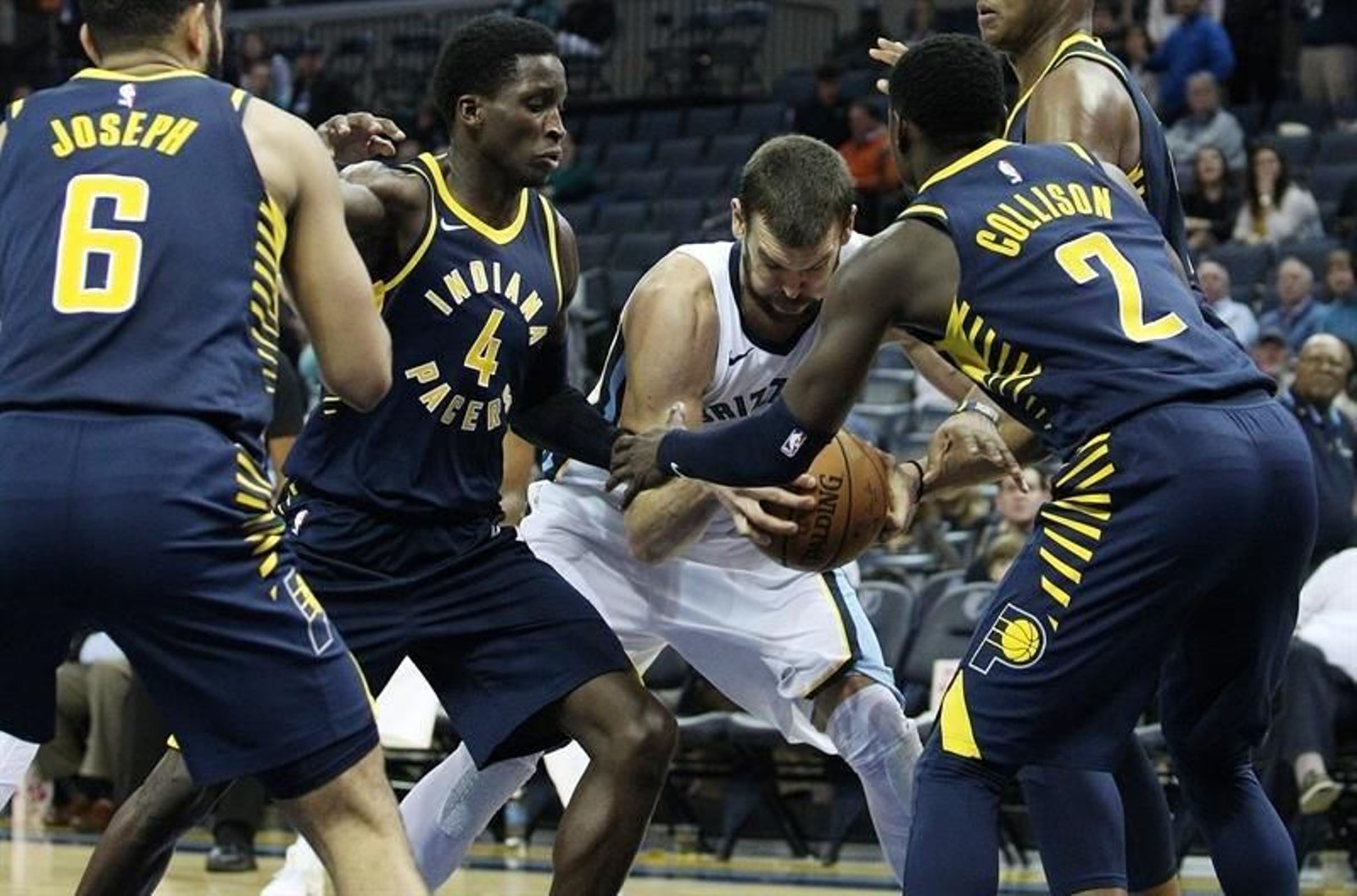 El español Marc Gasol (2-d) de Memphis Grizzlies en acción ante Cory Joseph (i) de Indiana Pacers