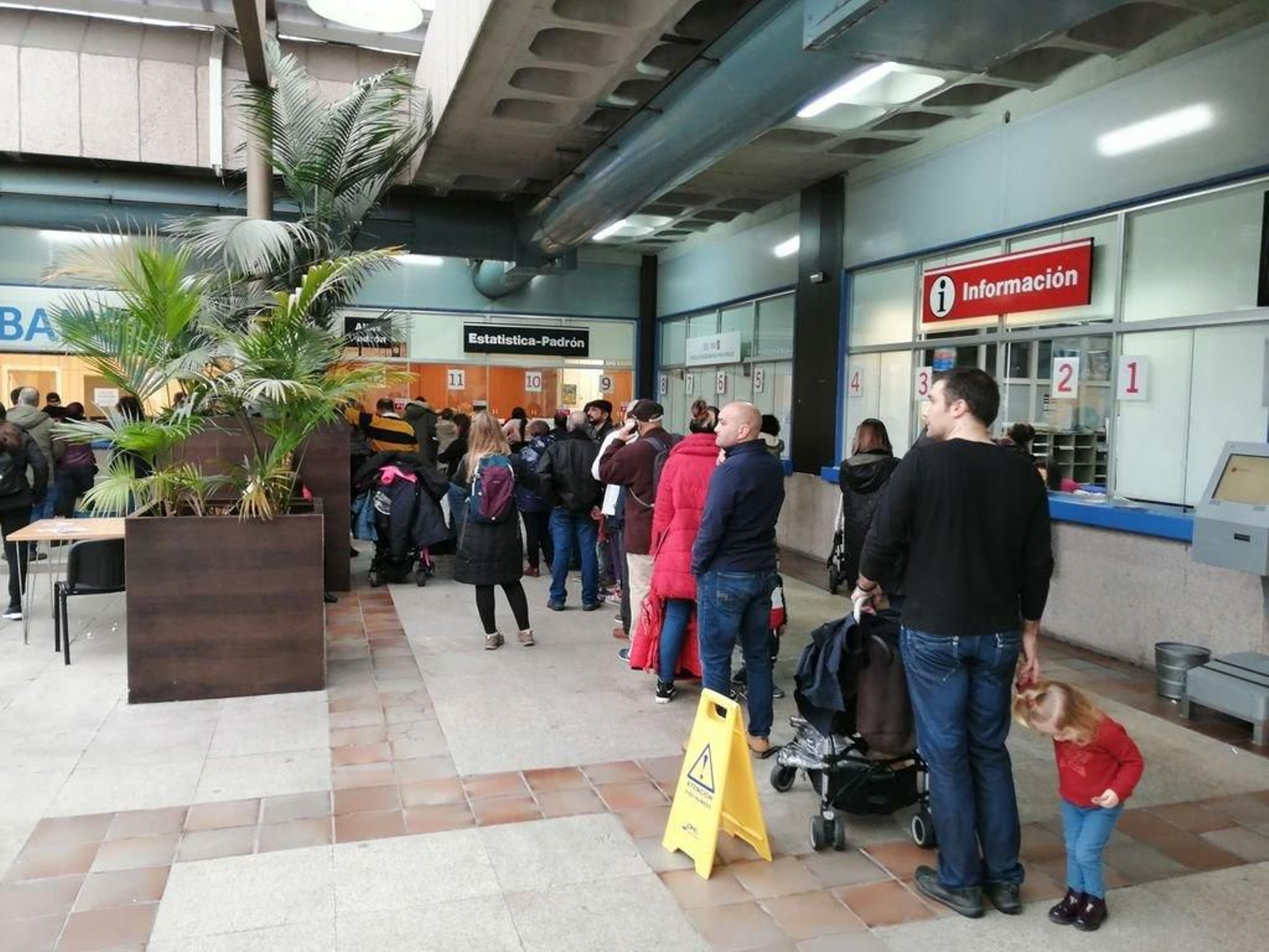 Colas a finales de diciembre para altas y bajas en el censo municipal de población.