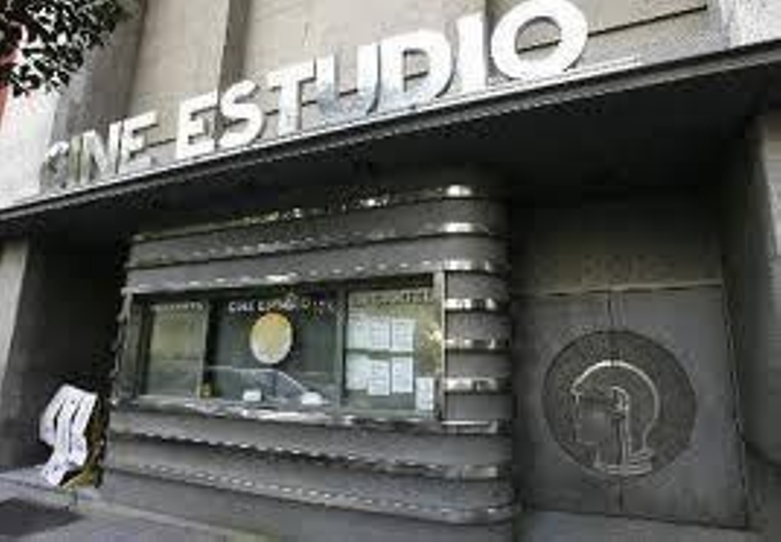 Vista exterior de unas salas de cine.