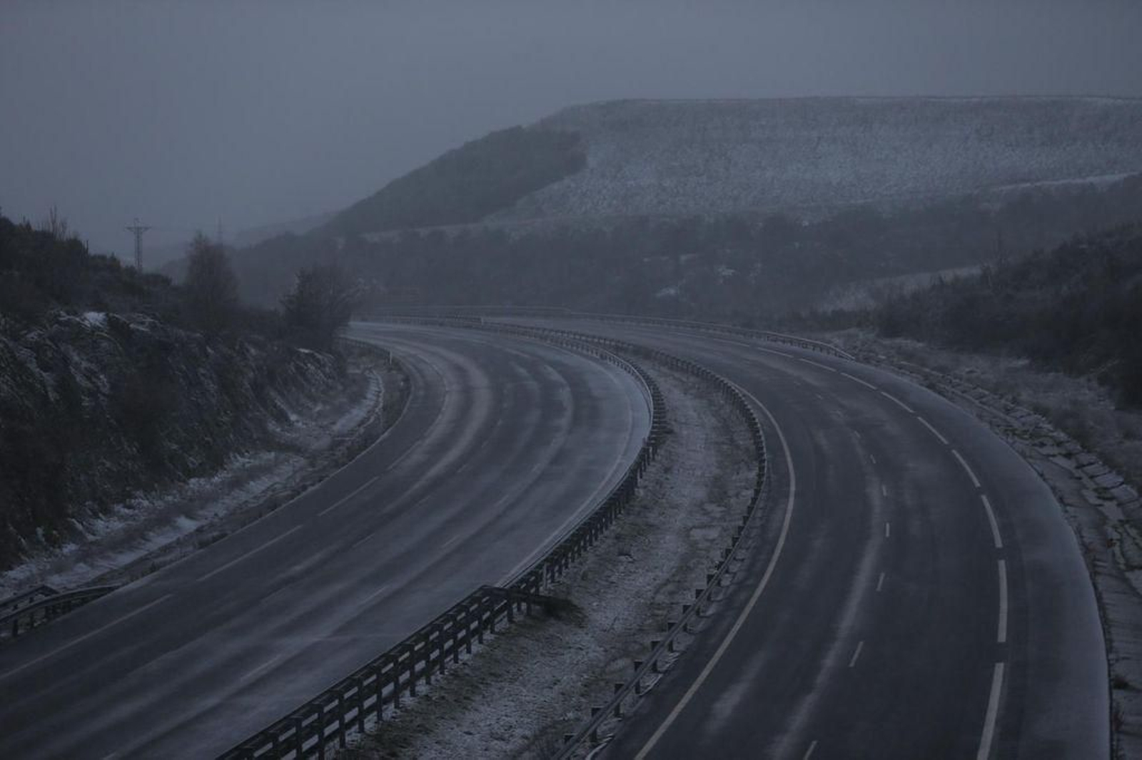 Nieva en la A52 a la altura de A Canda // Alberte