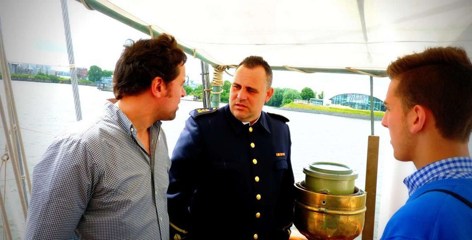 Visitantes en el Juan Sebastián Elcano, con motivo de los actos de "Galicia, Pórtico Universal", en Hamburgo.
