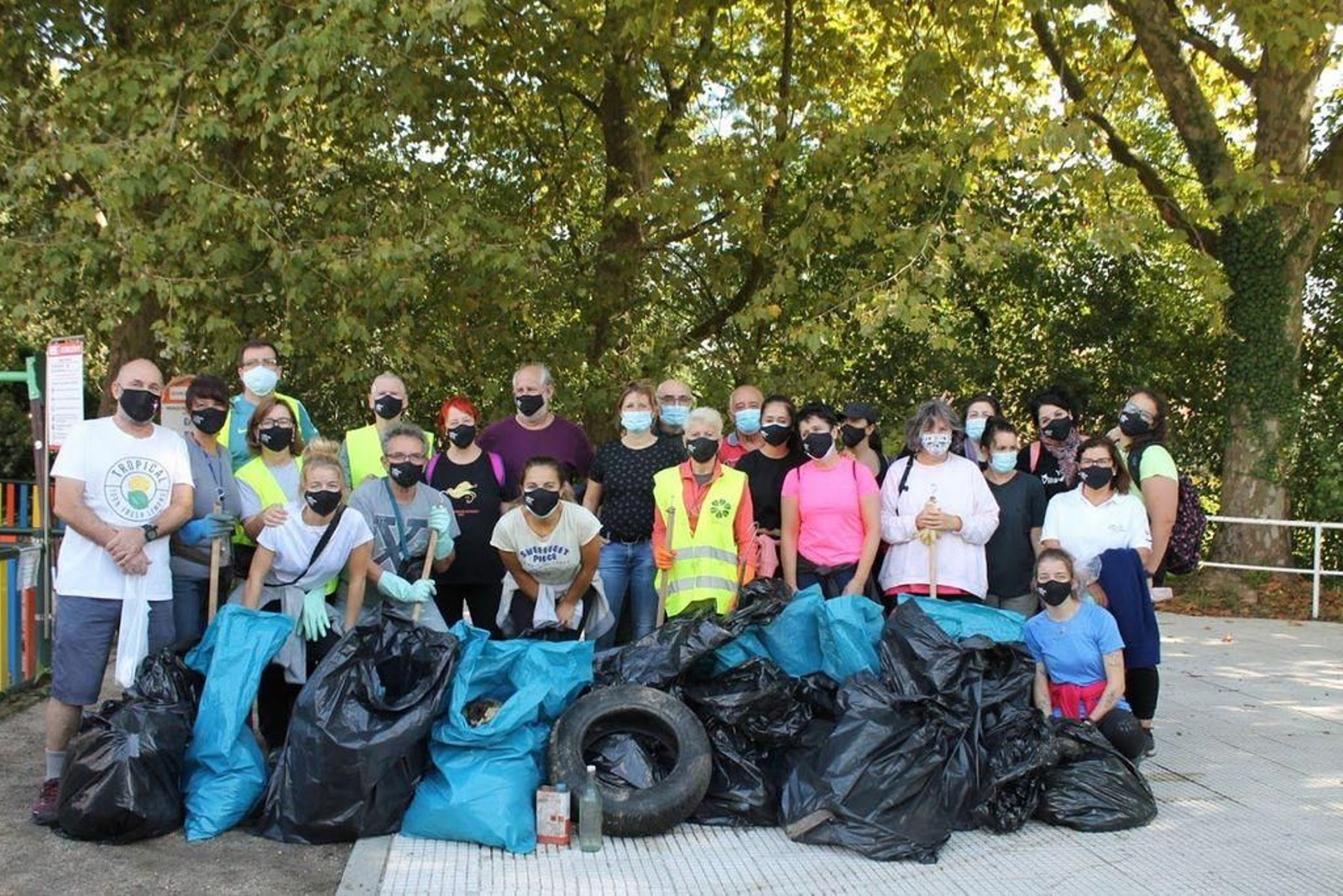 La asociación Bidueiro, con los residuos recogidos en la campaña realizada en el Lagares.