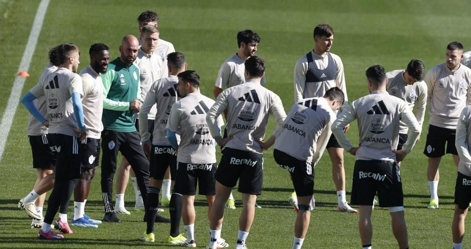 Primer entrenamiento de Claudio Giráldez con el primer equipo del Celta. // J.V. Landín