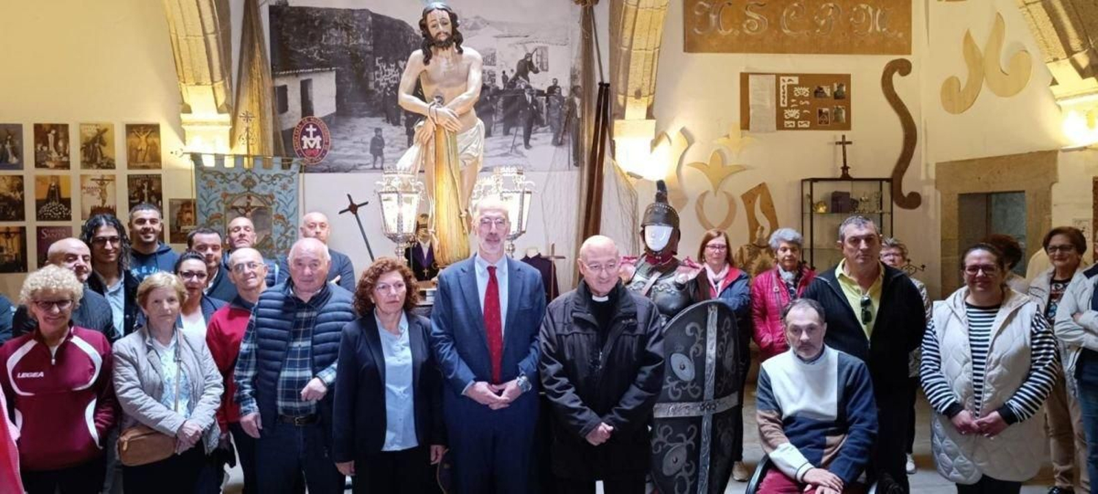 El alcalde de Baiona, Jesús Vázquez Almuíña, con miembros de la Cofradía de la Santa Casa.
