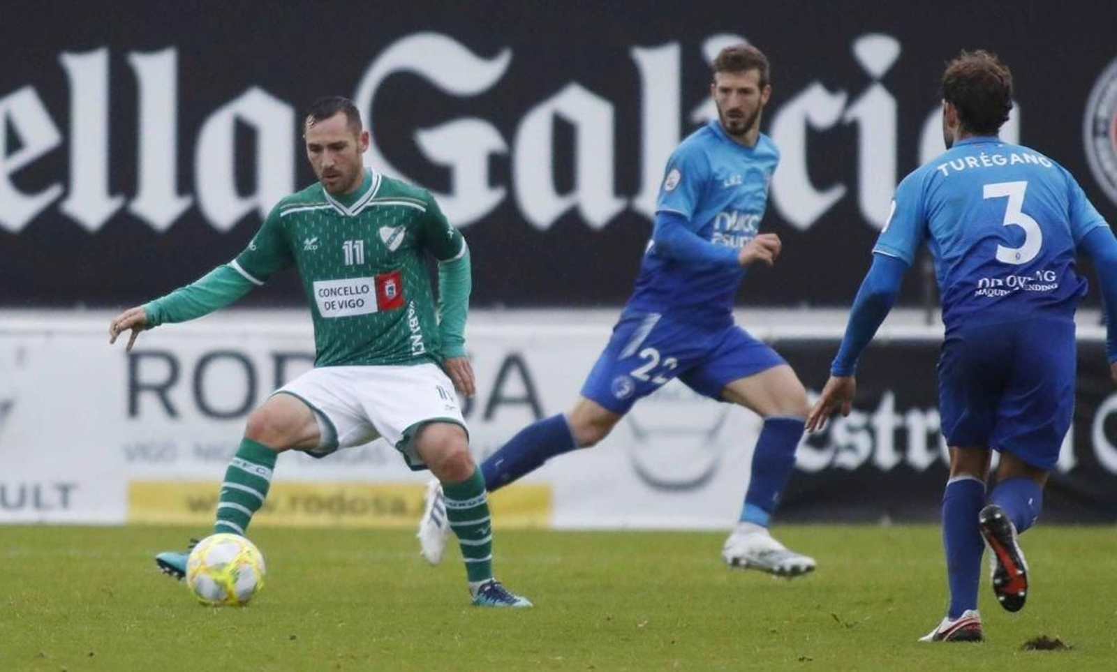 Añón controla un balón durante la sesión de cine casero ayer en O Vao.