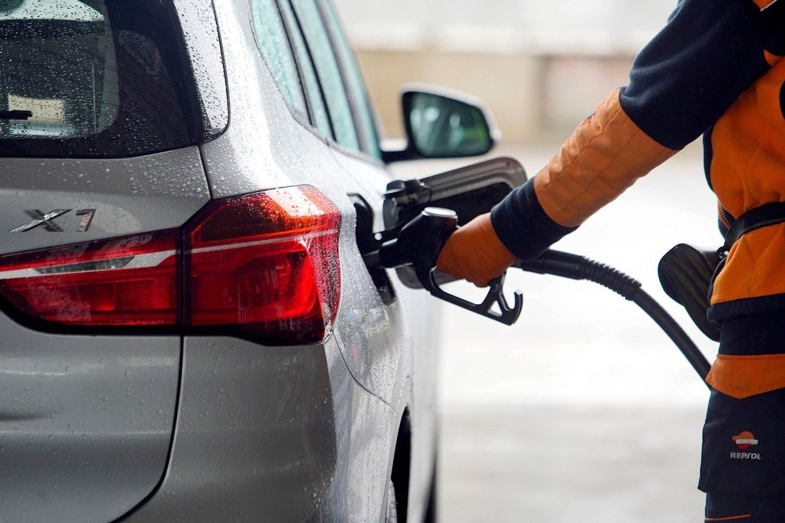 La gasolina cuesta 1,66 euros de media y el diésel 1,53 en Vigo.