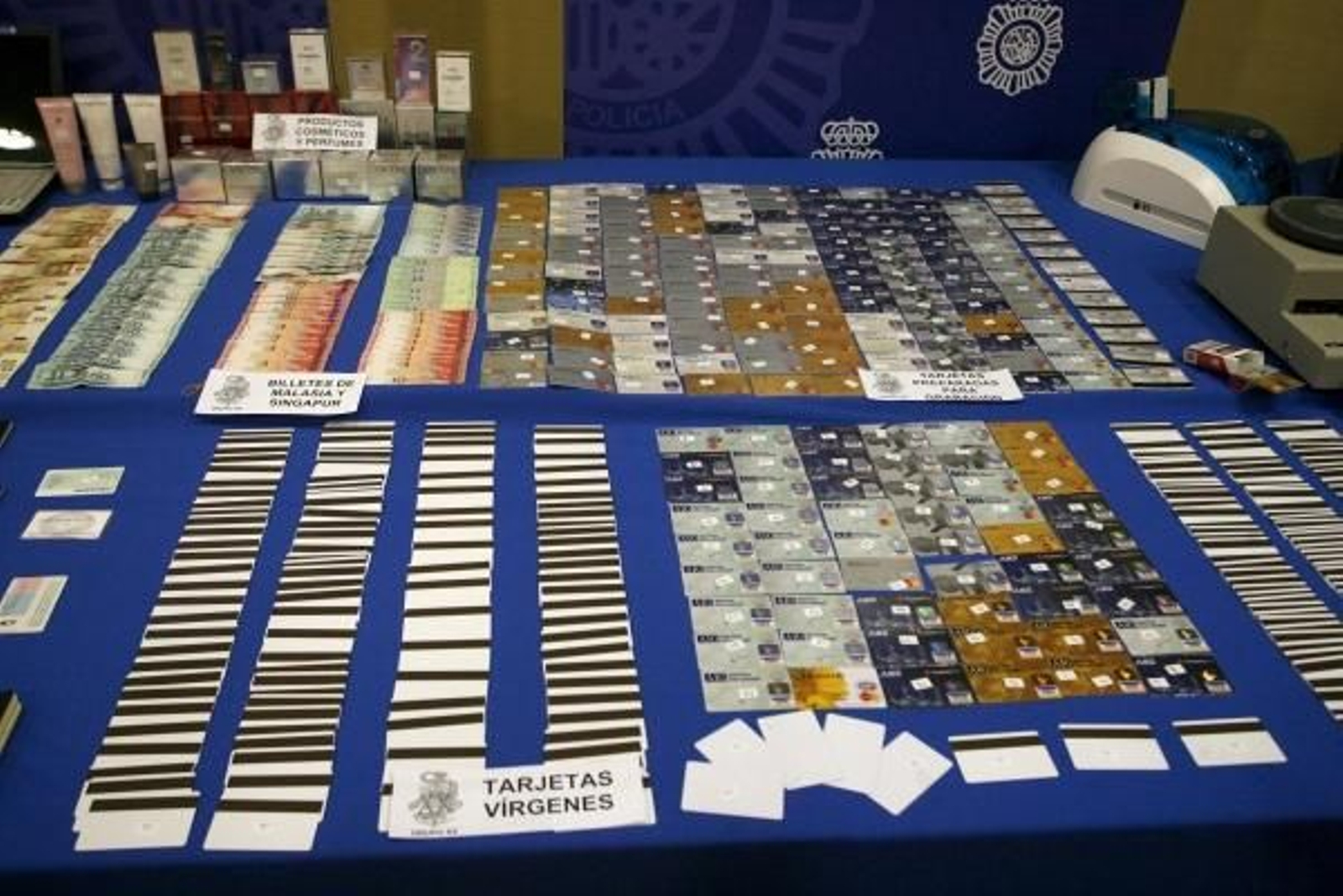 Tarjetas de crédito falsas, dinero y otros objetos incautados por la Policía. (Foto: EFE)