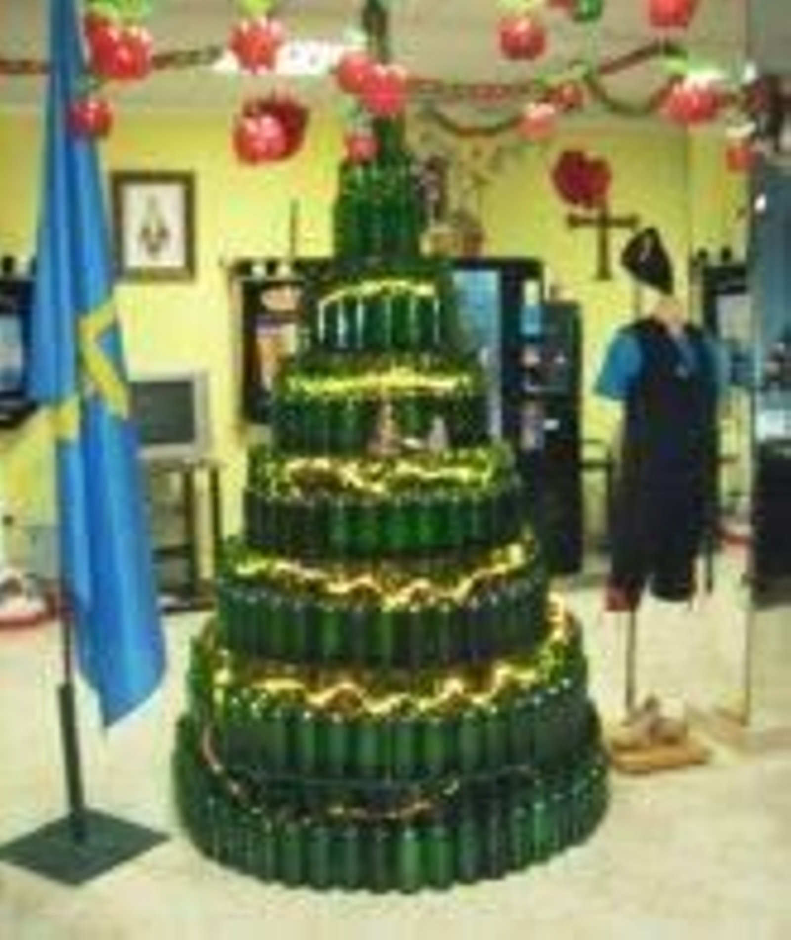 En la imagen, el árbol de Navidad elaborado con botellas de sidra.