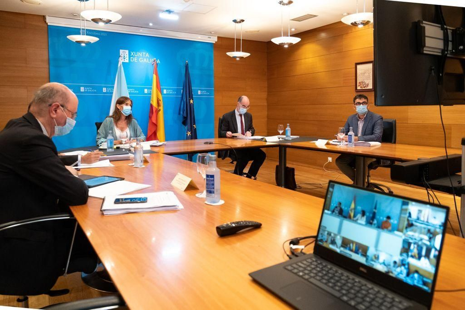 Los conselleiros de Educación y Sanidade (centro), en la reunión telemática del jueves con el Gobierno central.