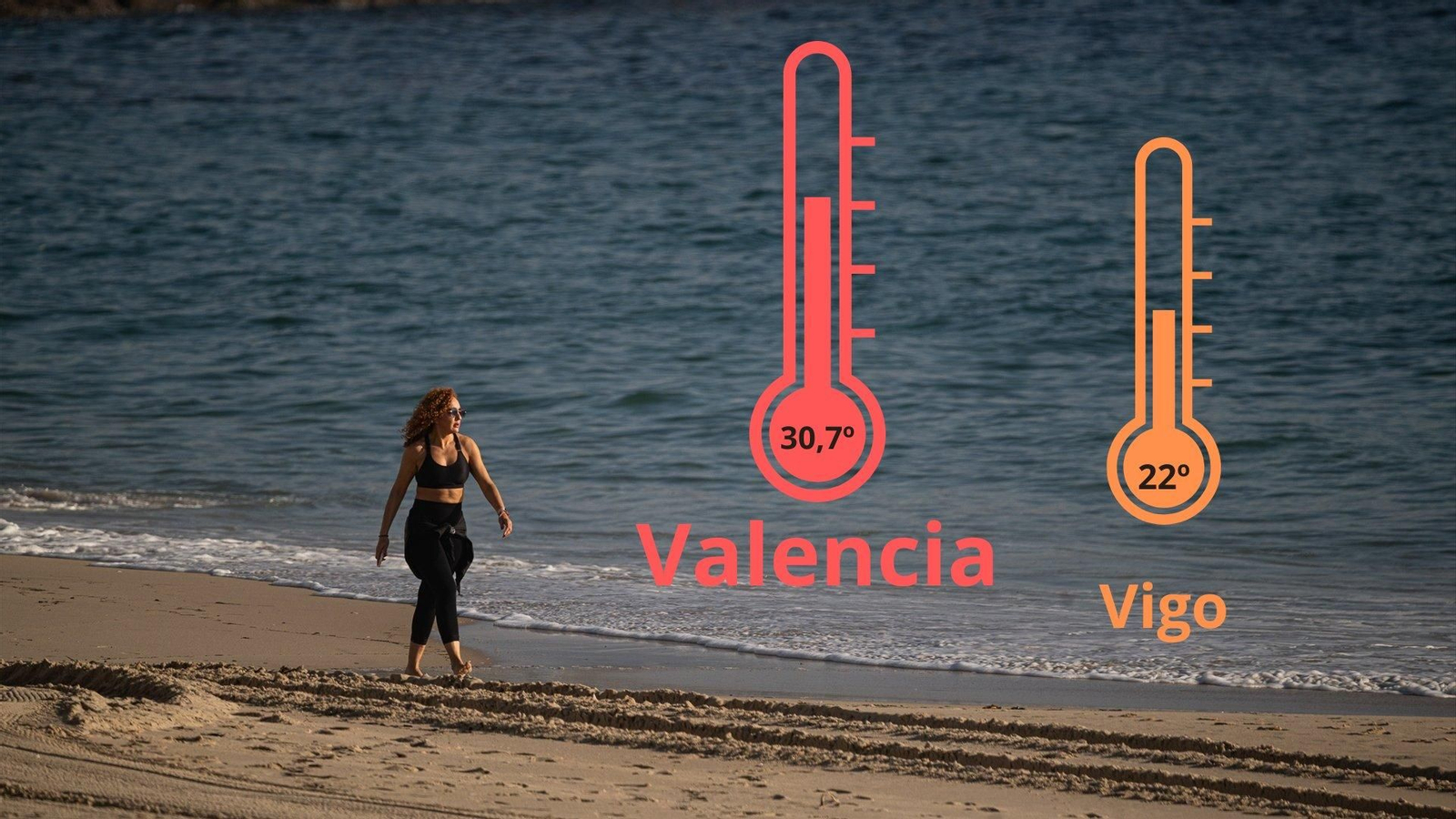 Una mujer pasea por la playa de Silgar, en Sanxenxo. // E.P.