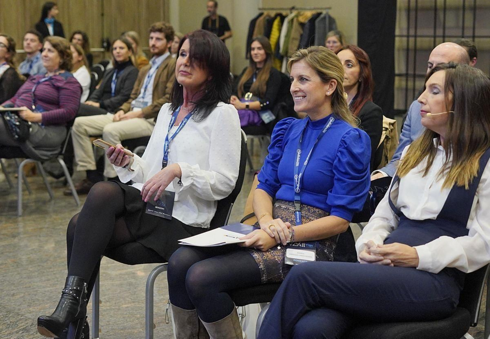 La directora de EFPA España, Andrea Carreras-Candi, en el medio, presentó el informe en Vigo.